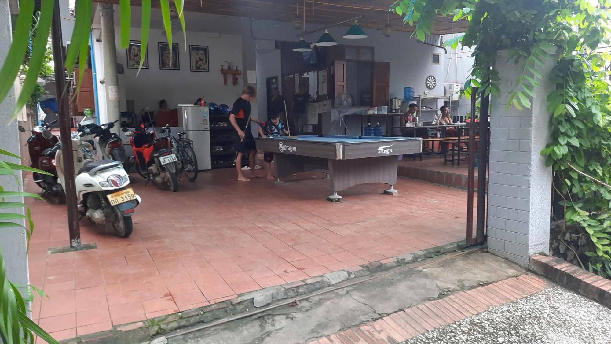 Aurora Backpackers Hostel Luang Prabang Bagian luar foto