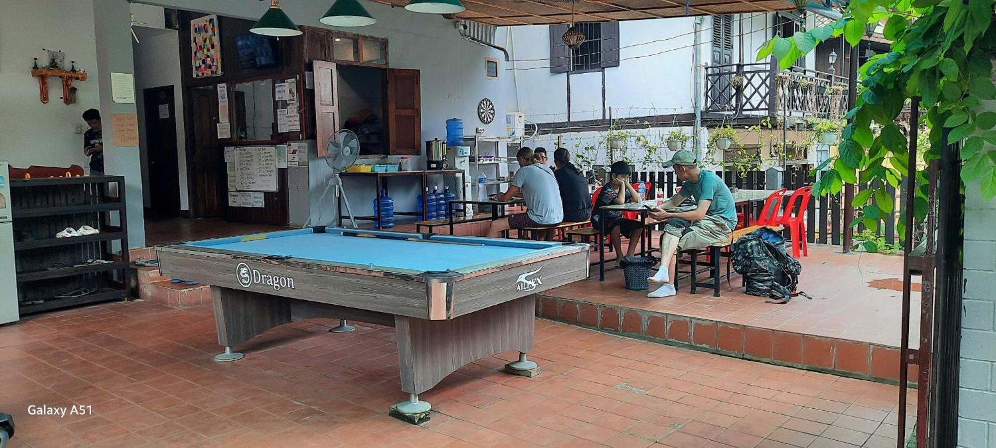 Aurora Backpackers Hostel Luang Prabang Bagian luar foto